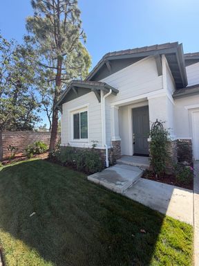 3 bed, 2 bath 1-story home with great curb appeal + bonus room – photo 1