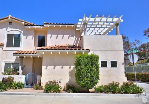 2 Bedroom, 2 Bath Penthouse with Garage & Community Pool – photo 1