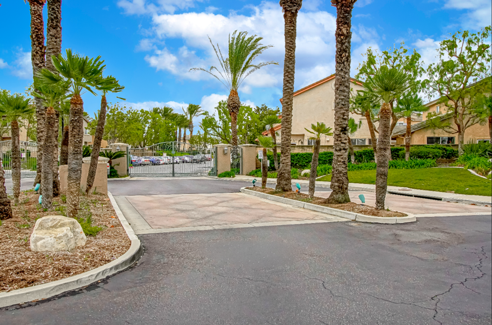 Simi Valley House: 1838 Amberleaf Lane