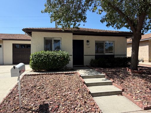 2 Bed, 1 Bath single story duplex with sunroom – photo 1