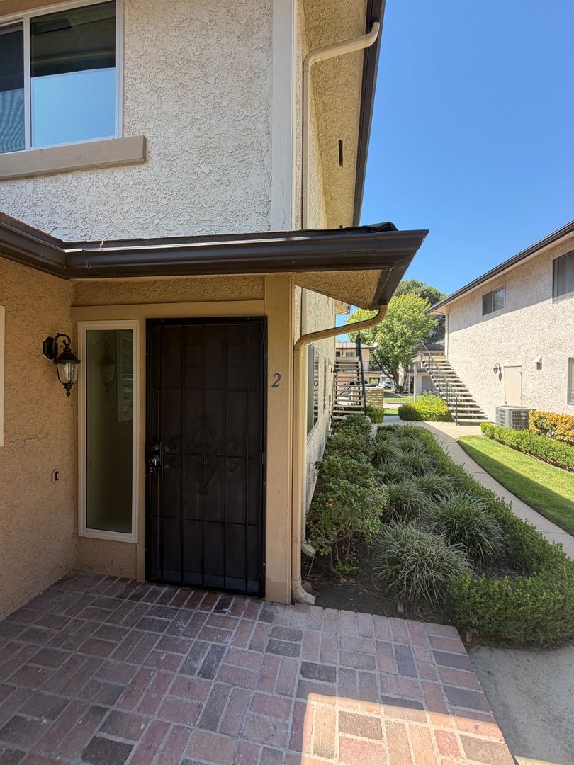 Simi Valley House: 2003 Avenida Vista Delmonte