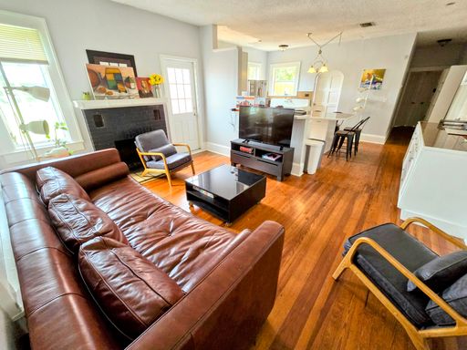Private Bedroom Available for Student ---Roommate Matching – photo 1