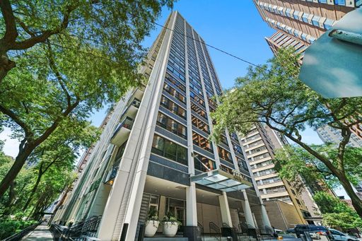 2 bedroom condo with built in washer/dryer on the Gold Coast – photo 1