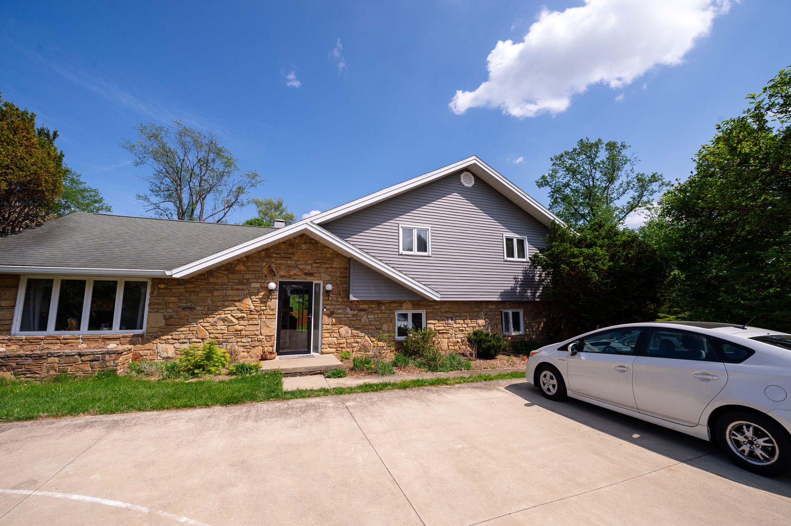 Bloomington House: 333 Meadowbrook Lane