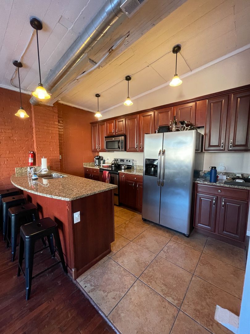 Spacious 2 bed 2 bath industrial style apartment 3 of 12