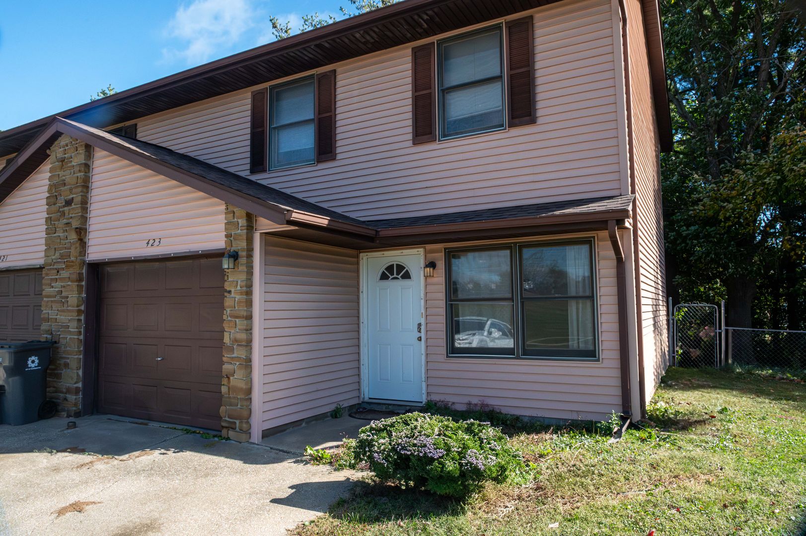 Bloomington Apartment: 423 S Park Square Dr