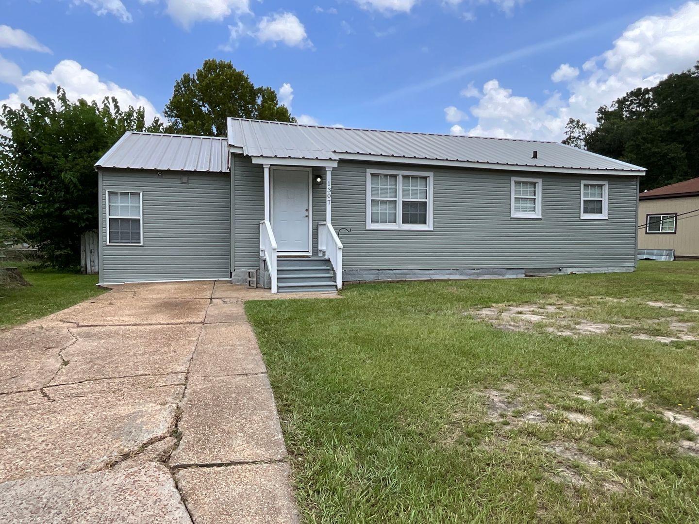 Leesville House: 1307 Aaron Avenue