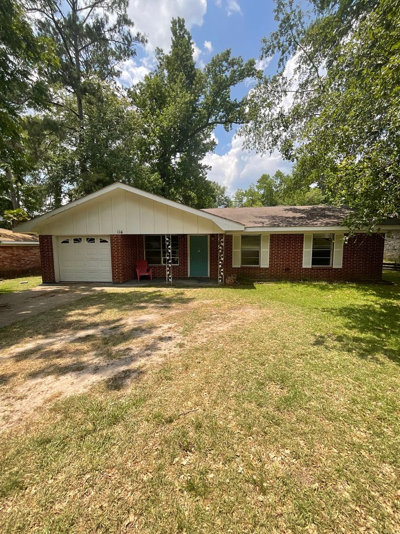 Leesville House: 114 Powell Drive