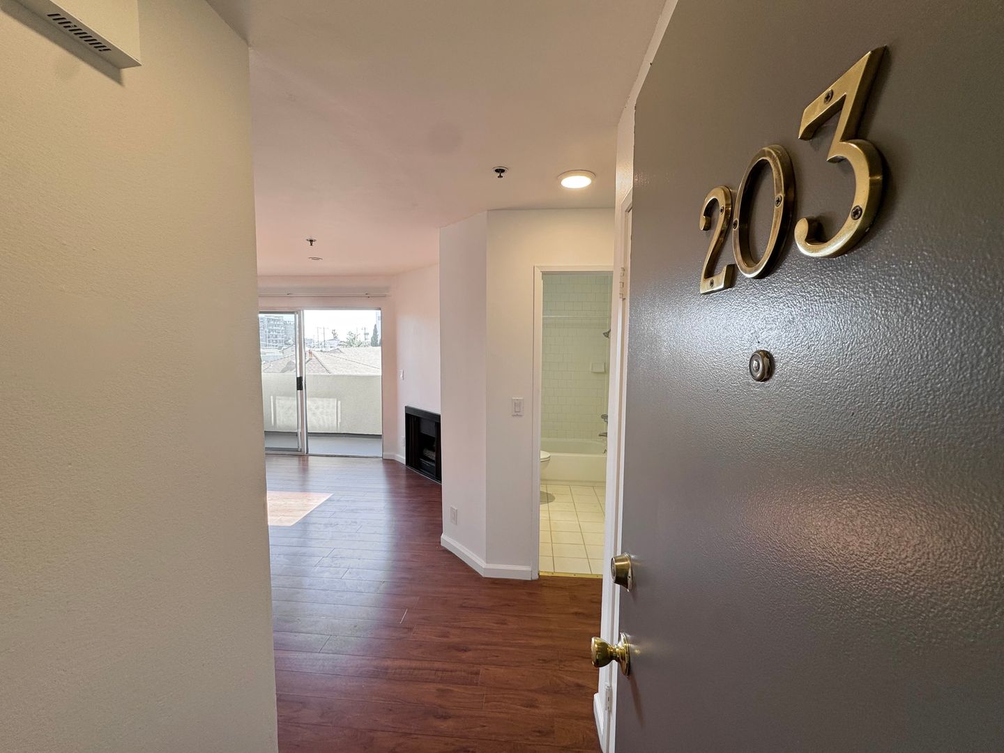 Los Angeles Apartment: 3751 Jasmine Avenue