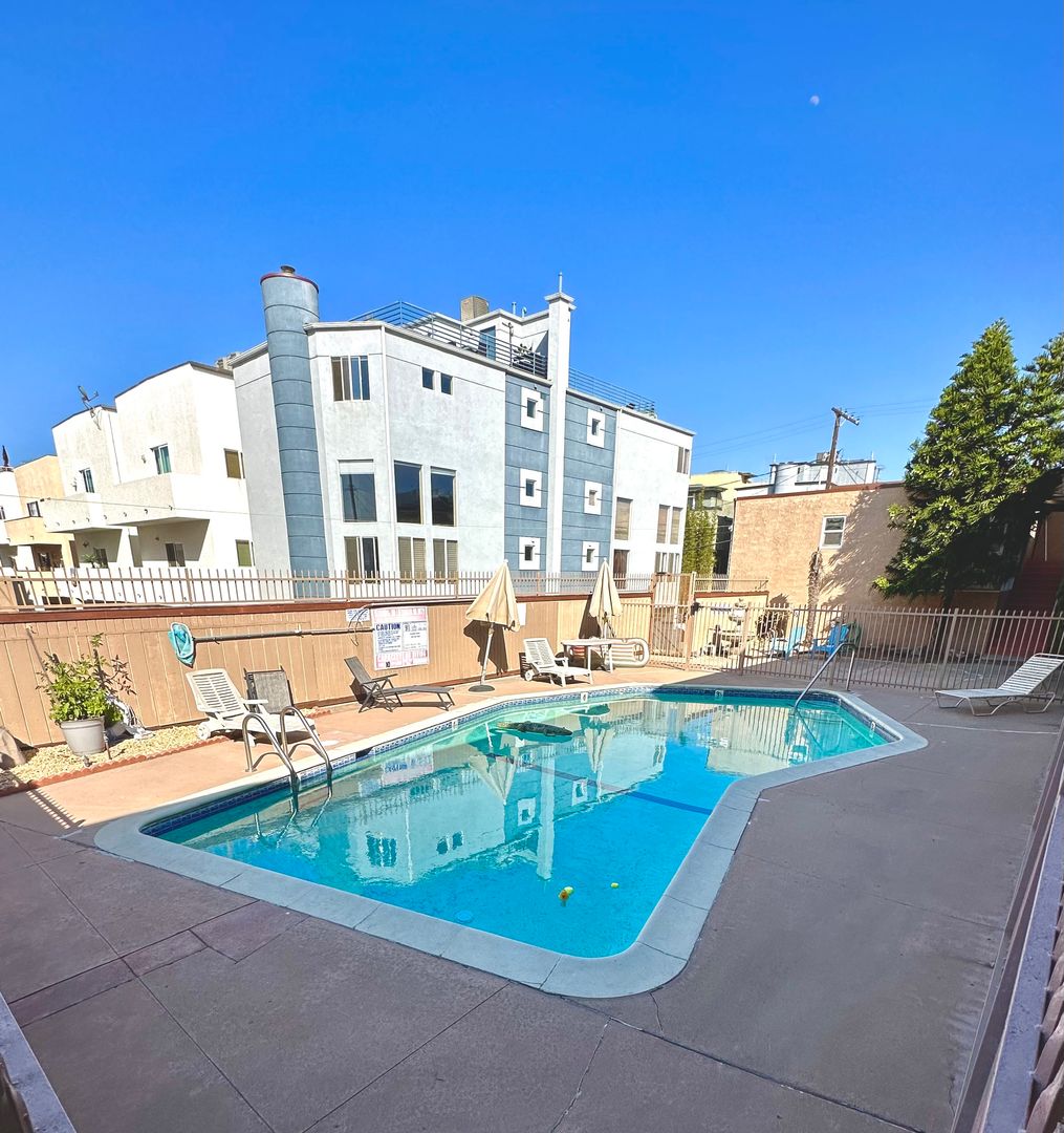 Marina del Rey Apartment: 3700 Pacific Ave