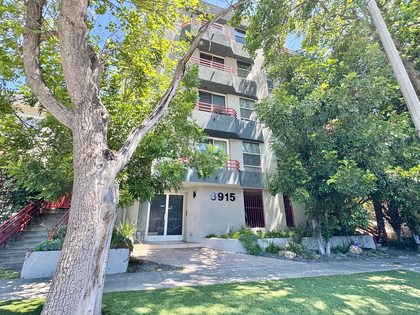 Los Angeles Apartment: 8915 Burton Way