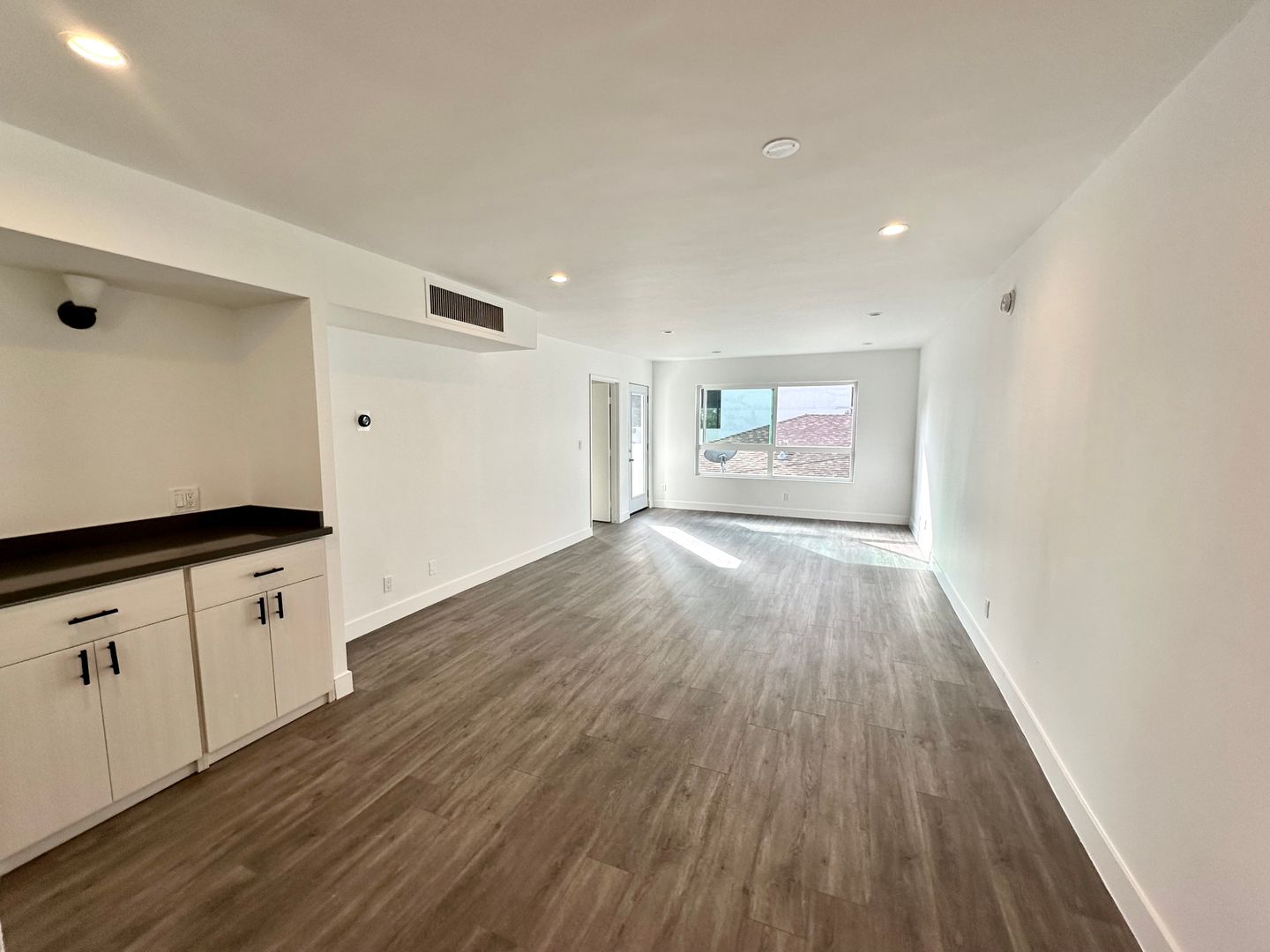 Beverly Hills Apartment: 117 N. Hamilton Dr.