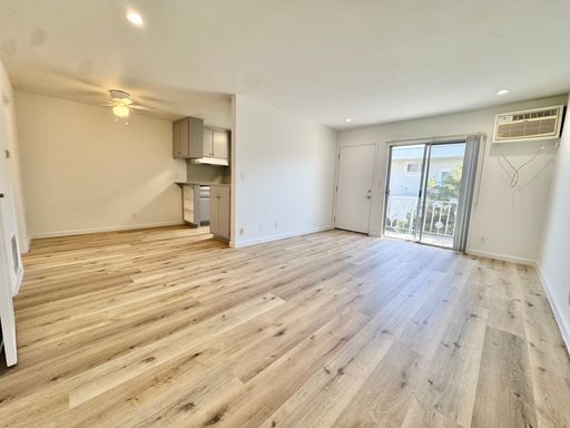 REMODELED TOP-FLOOR 1BR + 1BA | AC | ASSIGNED GATED PARKING | GREAT STORAGE | CULVER CITY ADJACENT – photo 1