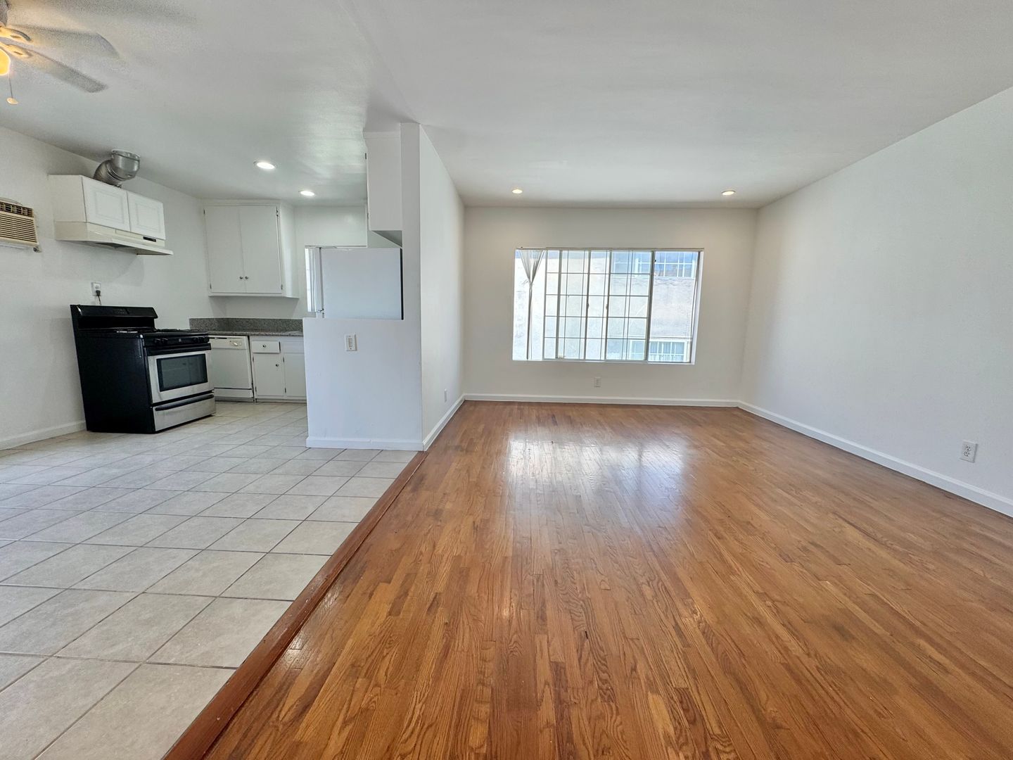 Los Angeles Apartment: 3419 Club Dr.