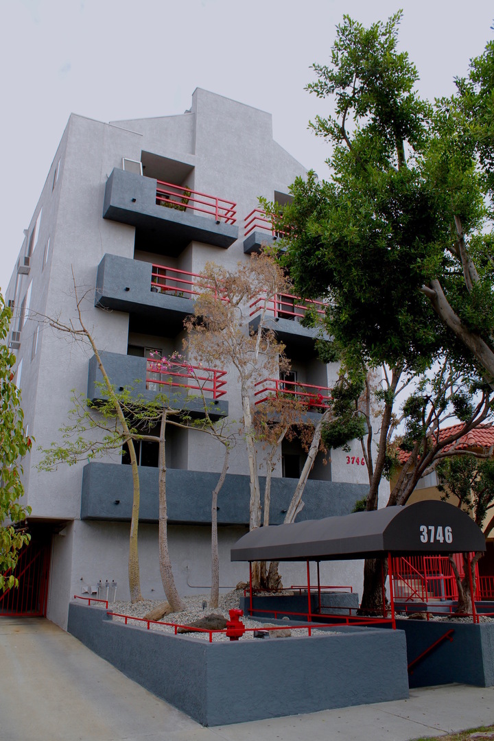 Los Angeles Apartment: 3746 Mentone Avenue