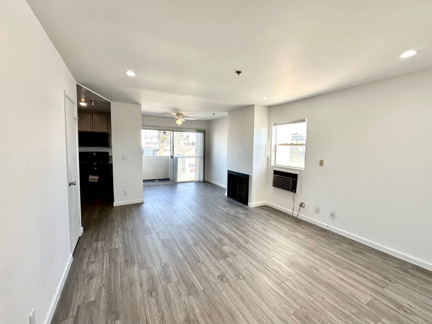 Los Angeles Apartment: 3751 Jasmine Avenue