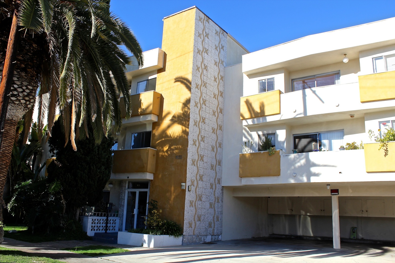 Los Angeles Apartment: 8555 Saturn Street