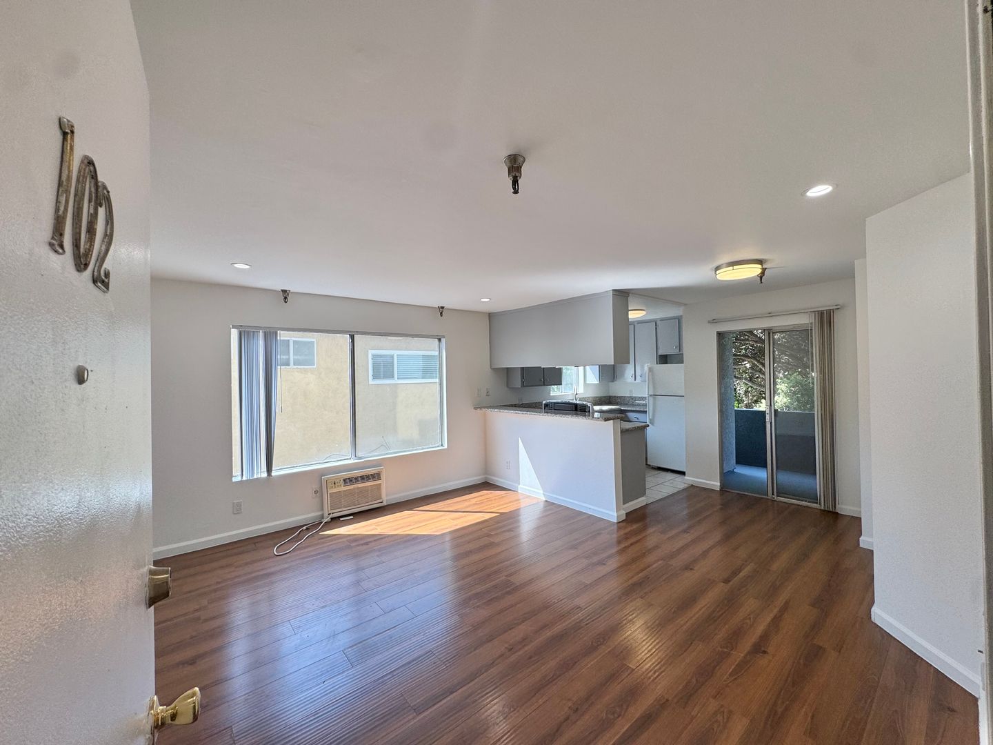 Los Angeles Apartment: 3746 Mentone Avenue