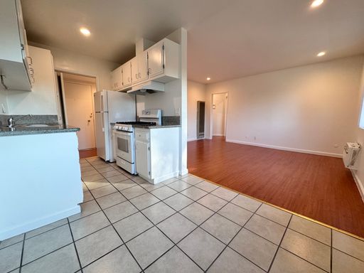 REMODELED TOP-FLOOR CORNER 1BR | WALK-IN CLOSET | POOL | AC | COVERED PARKING | CULVER CITY ADJACENT – photo 1