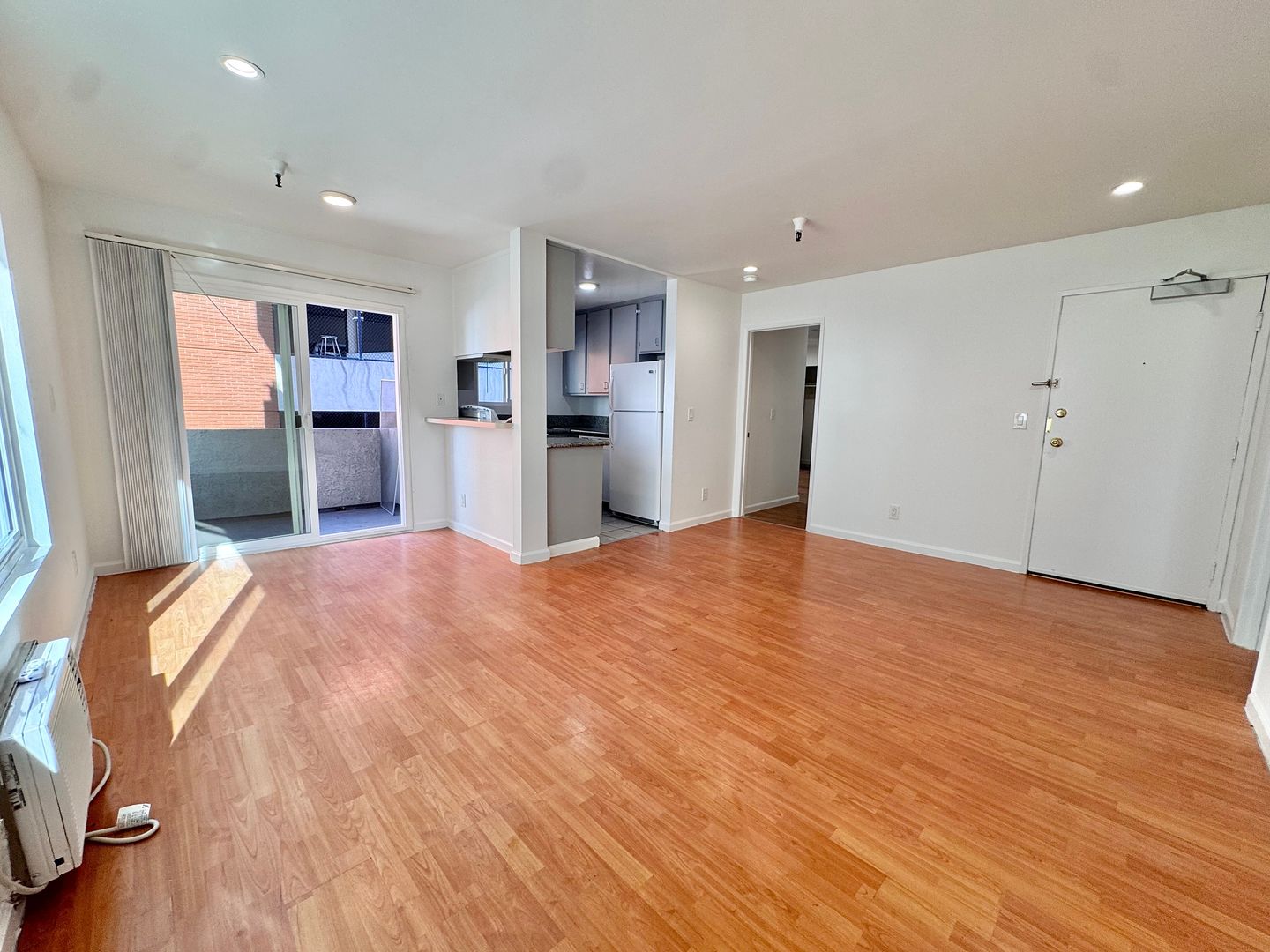 Los Angeles Apartment: 3746 Mentone Avenue