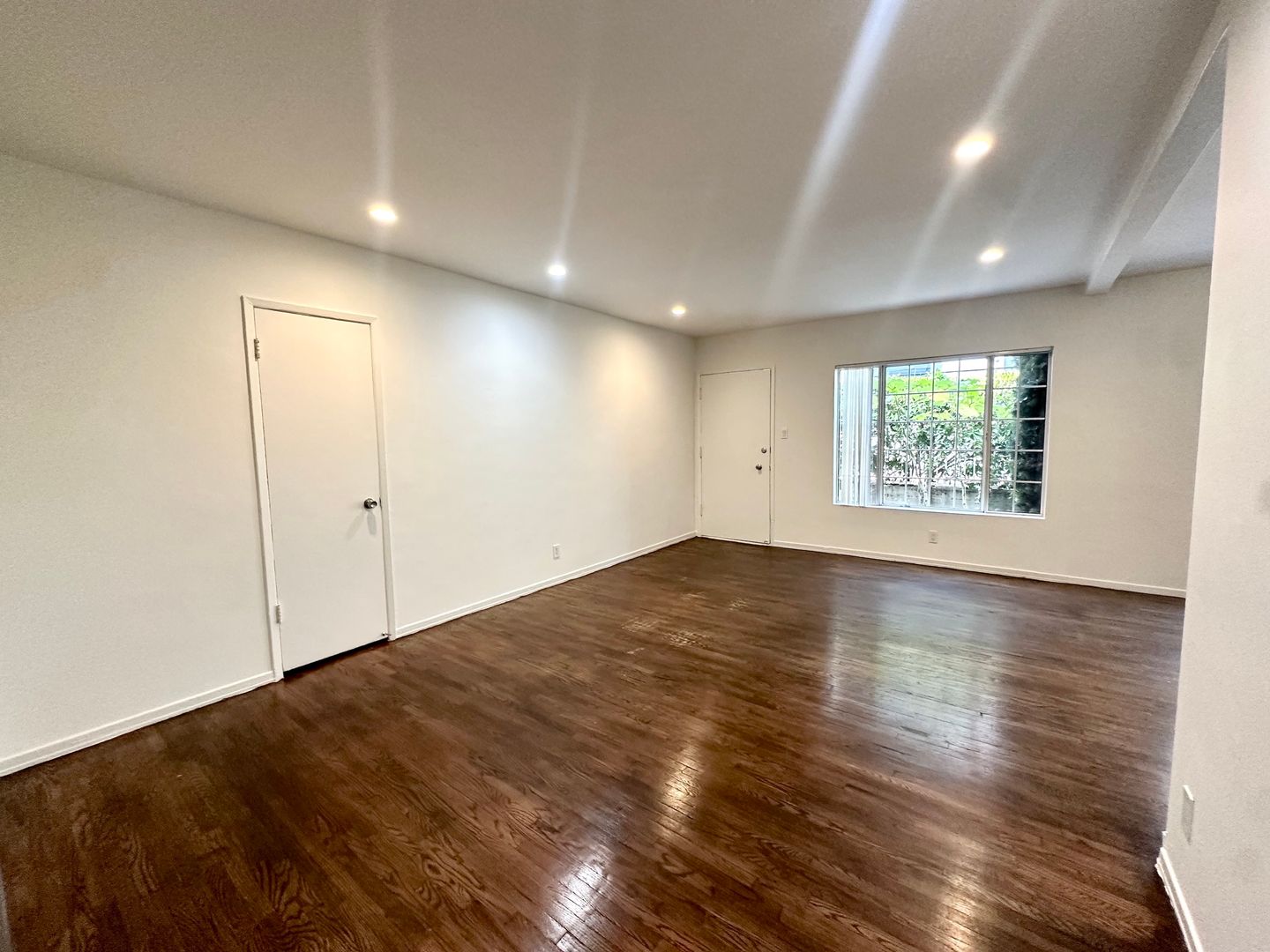 Los Angeles Apartment: 3419 Club Dr.