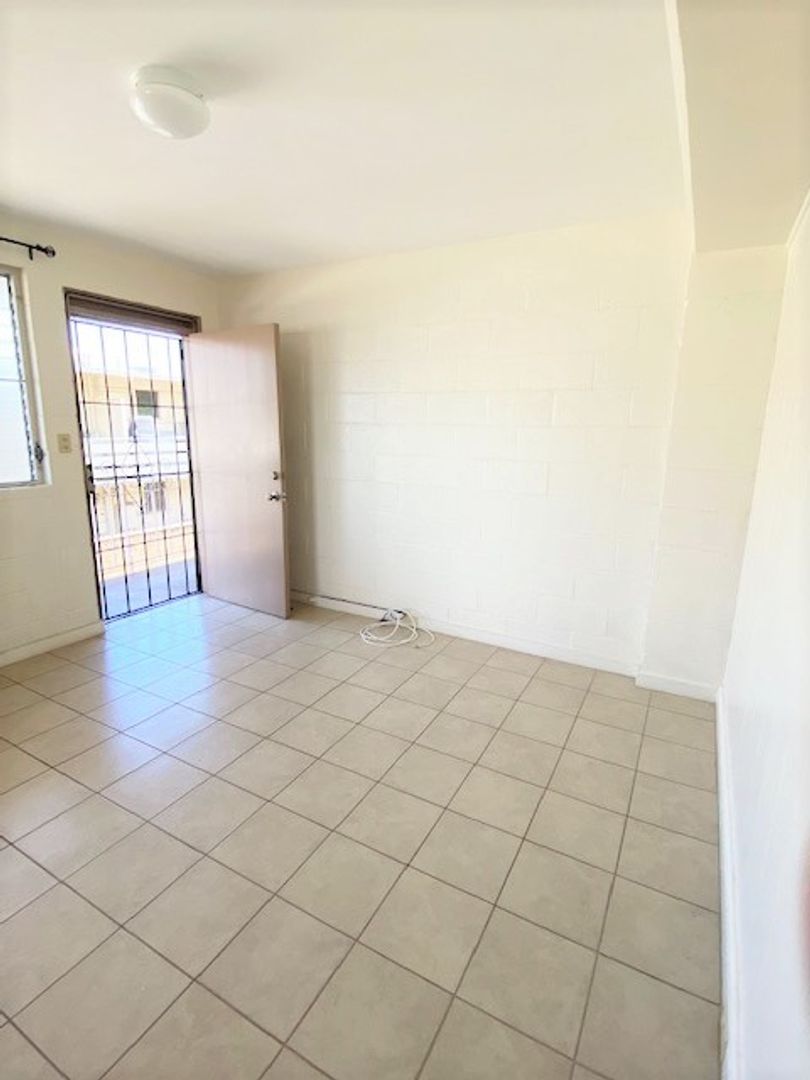 Honolulu Apartment: 825 University Ave.