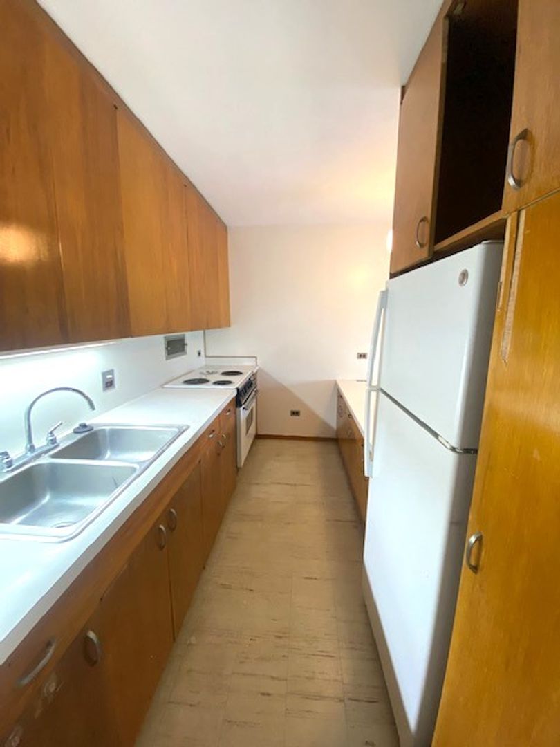 Honolulu Condo: Queen Emma Gardens- King Tower 544