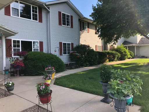 Spacious 2 Bedroom 1.5 Bath, with Garage!