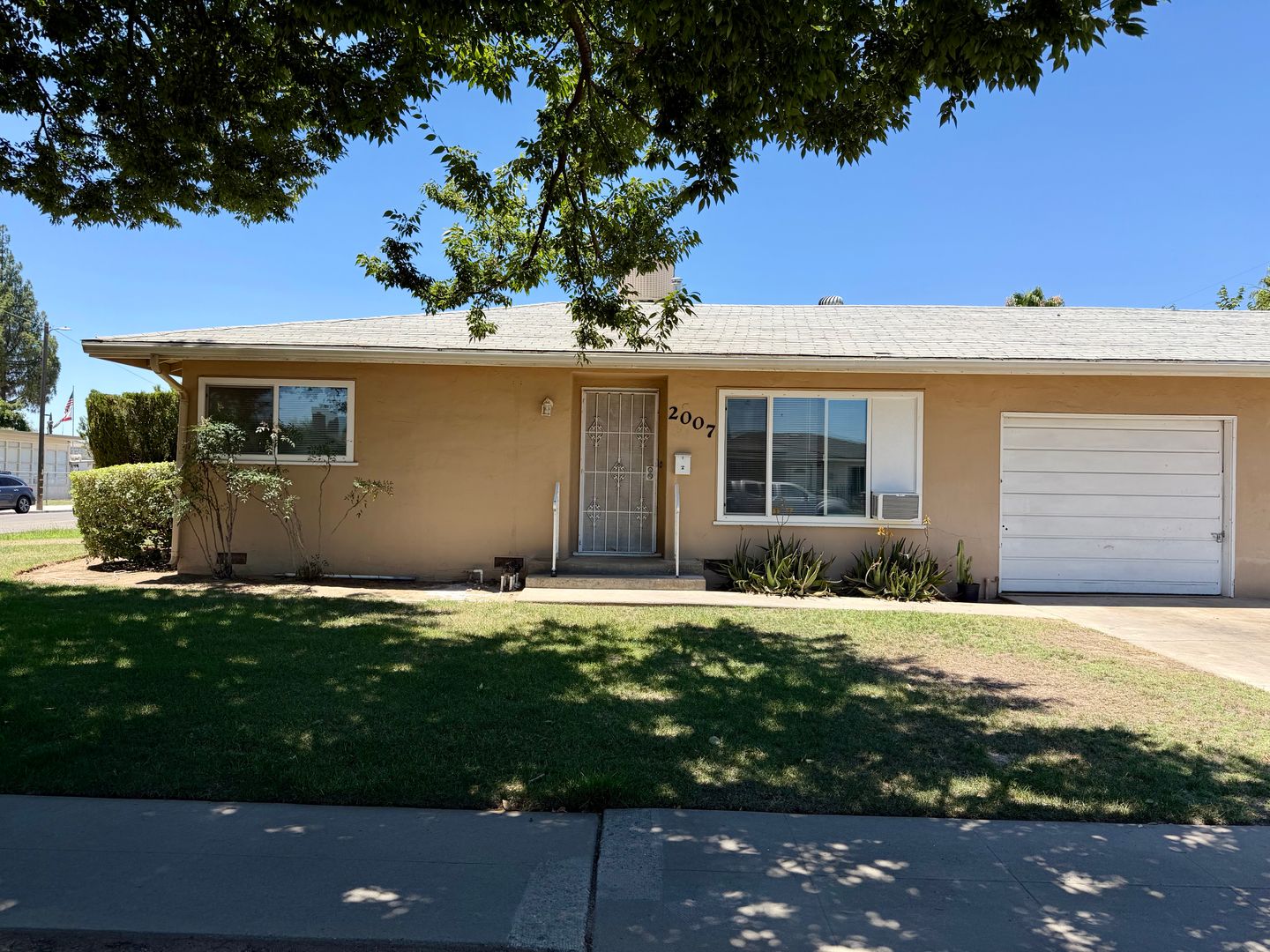 Fresno Apartment: 2007-2009 N Teilman Ave