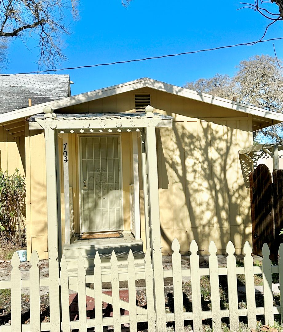 Paso Robles House: 704 Vine St Unit B