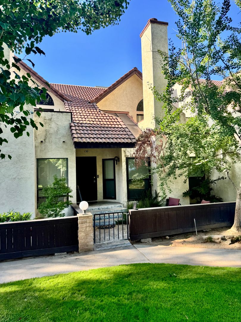 Fresno House: 2890 Huntington Blvd #150