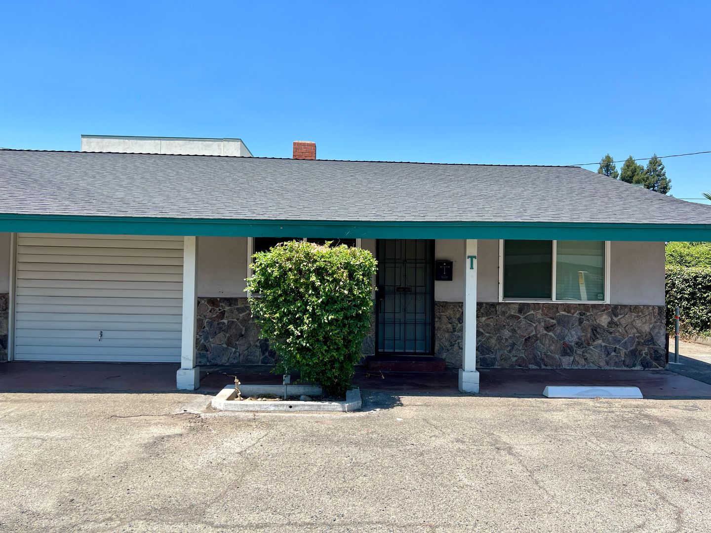 Sanger Apartment: 2535 Jensen Ave