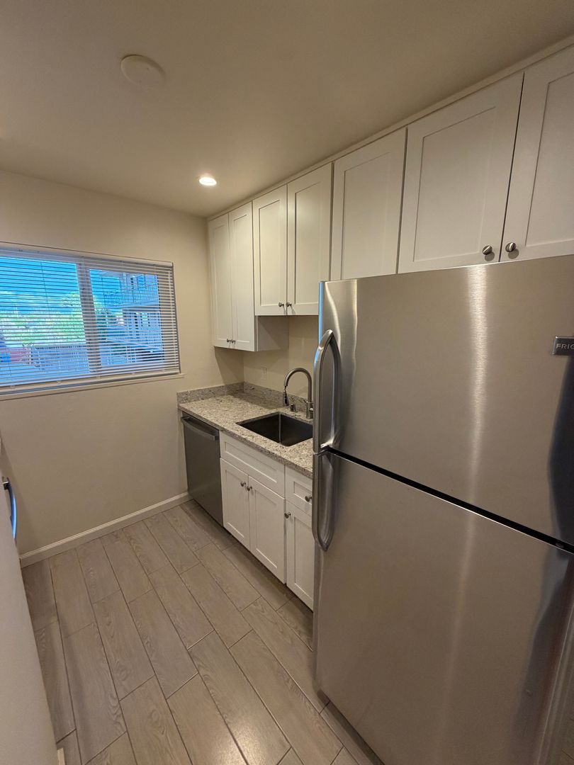 San Mateo Apartment: 400 Bermuda Dr