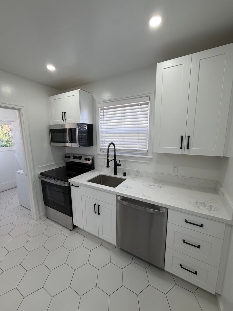 San Mateo Apartment: 128 Dartmouth Road