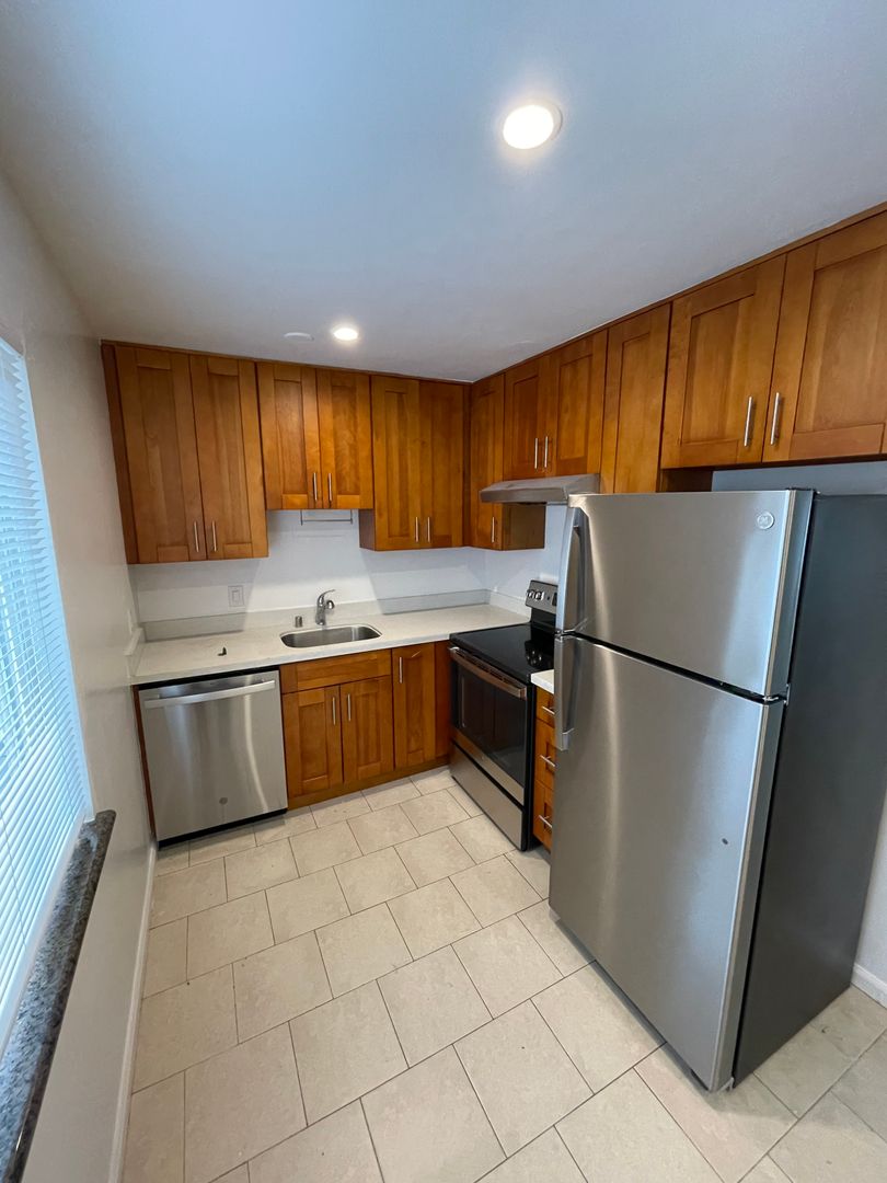 San Mateo Apartment: 1415 South B Street