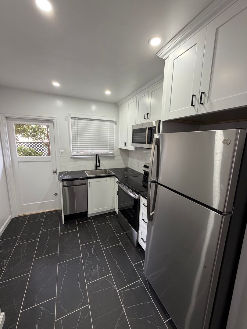 San Mateo Apartment: 128 Dartmouth Road