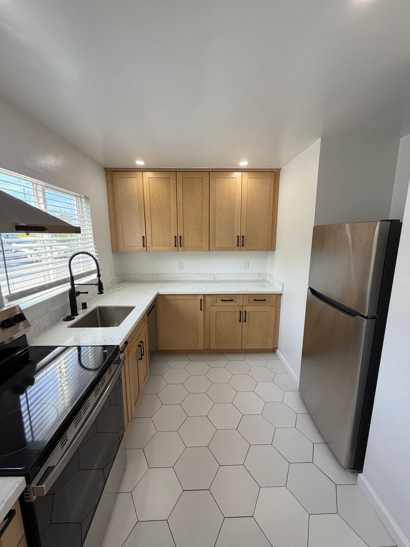 San Mateo Apartment: 10-14 Poinsettia Ave.