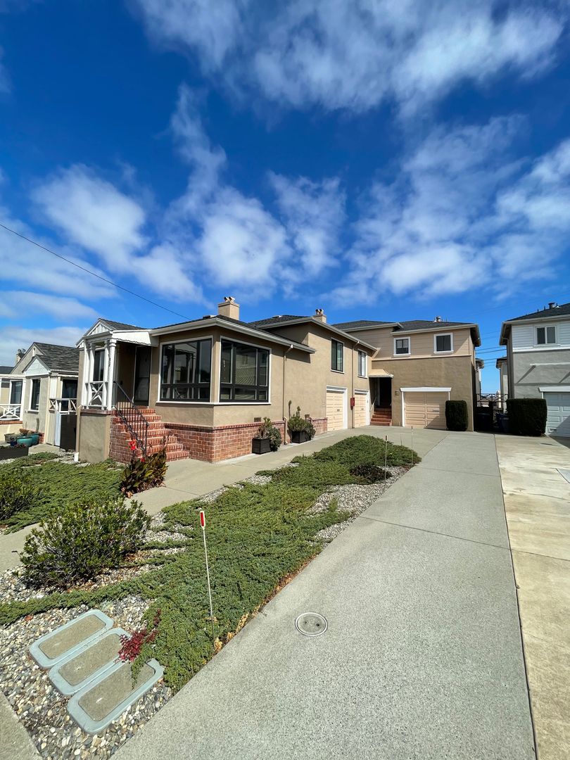 South San Francisco Apartment: 208-212 Pinehurst Way