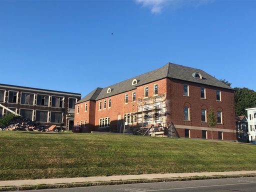 Spacious Two Bedroom Available At Morning Star! – photo 1