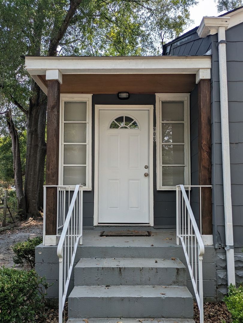 Dublin House: 906 Central