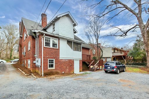 Charming Craftsmen 2BD/1BA Upstairs Unit in Hickory