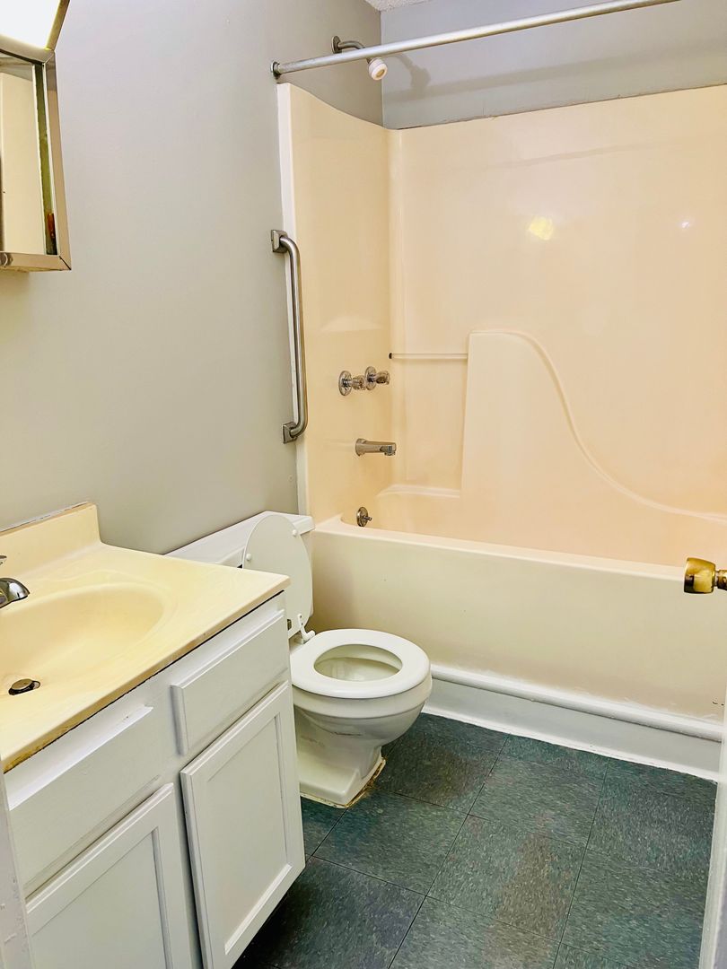 1519 Crums Lane 42, Louisville, KY 40216