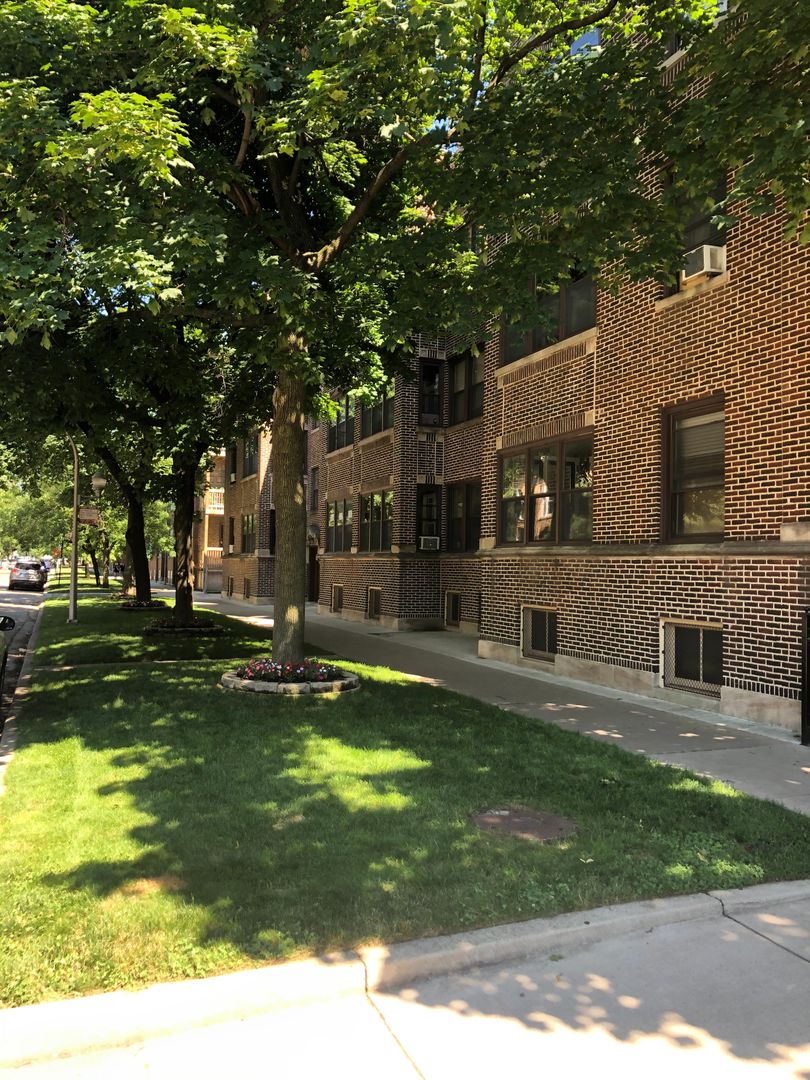 Chicago Apartment: 1249-55 W Waveland Ave.