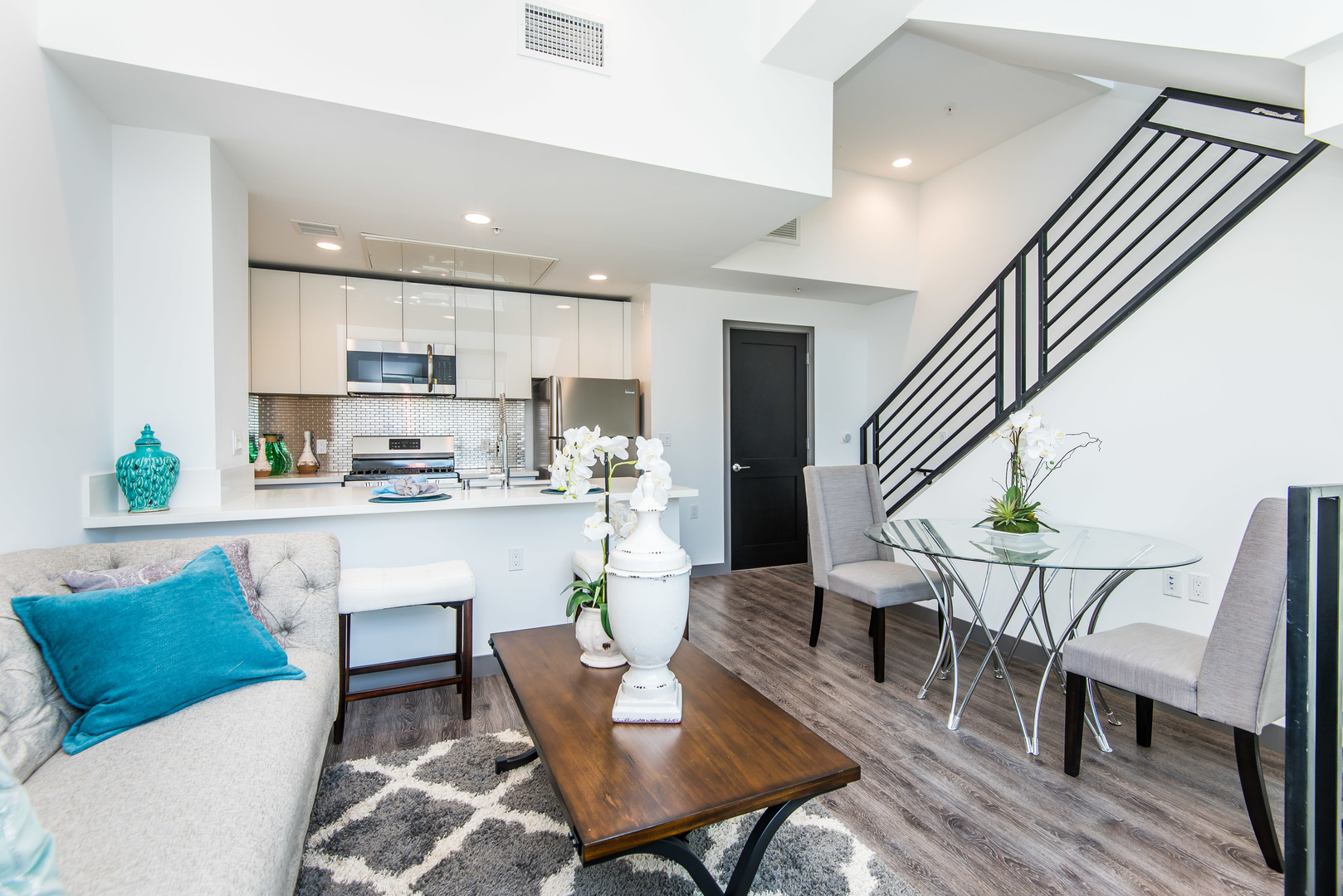 Come home to these Modern Townhouse in Toluca Lake!