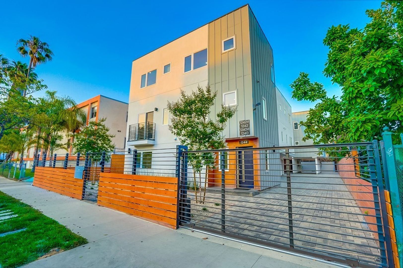 Los Angeles Apartment: 1242 N Beachwood Dr