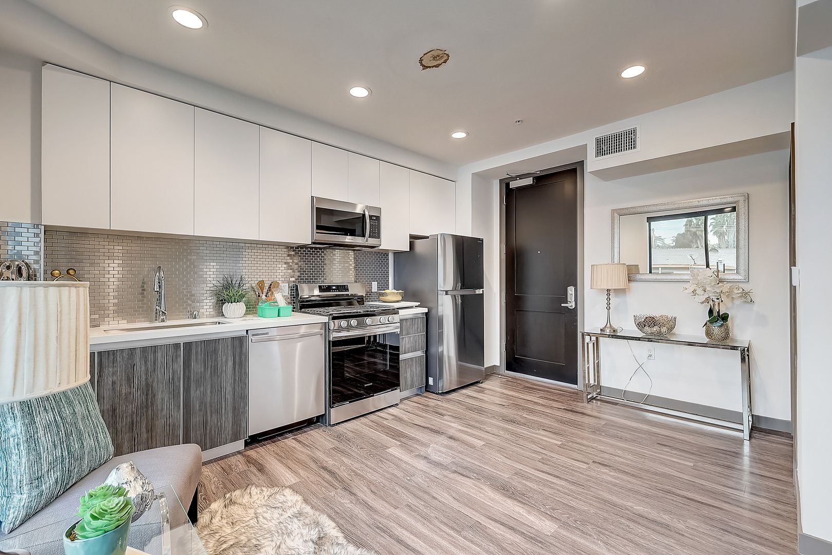 Los Angeles Apartment: 641 N Hobart Blvd