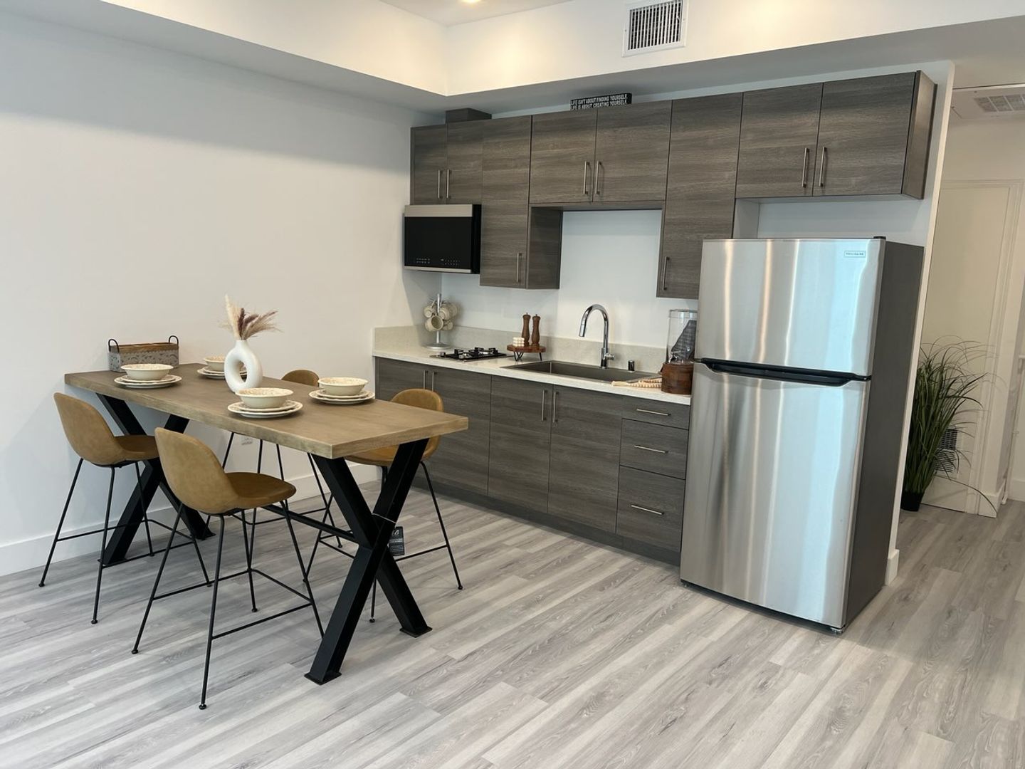 Los Angeles Apartment: 549 N Heliotrope Dr