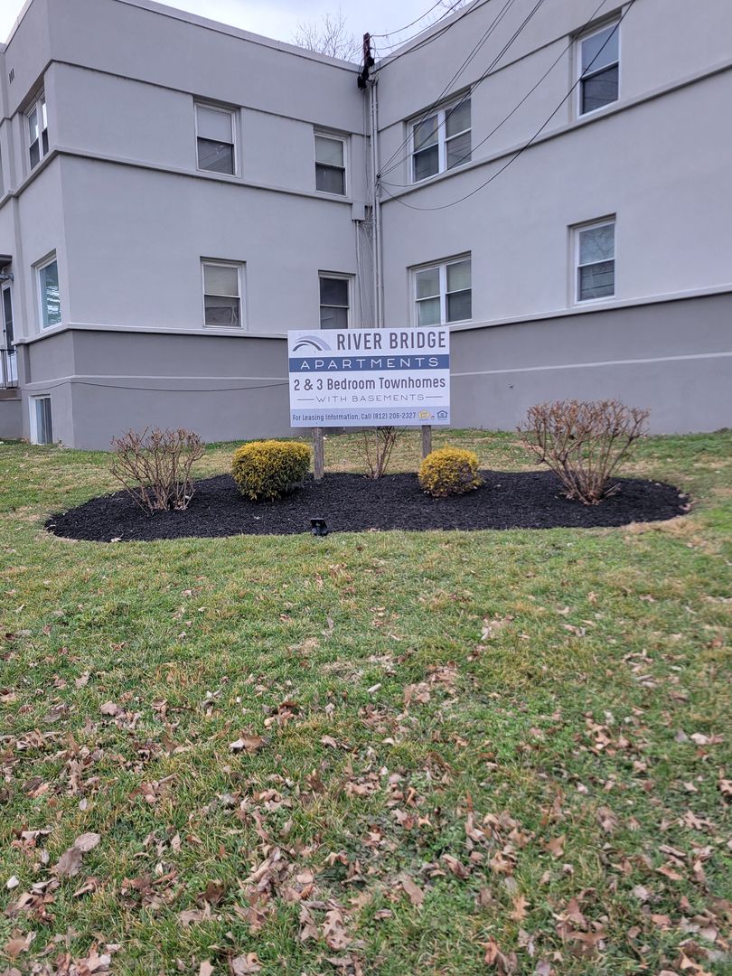 Jeffersonville Apartment: 955 E. Maple St