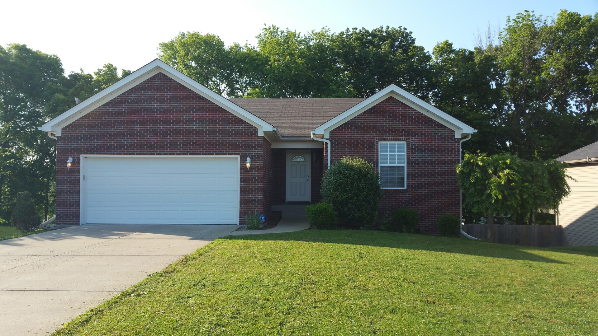 Jeffersonville House: 2328 Brookview Dr