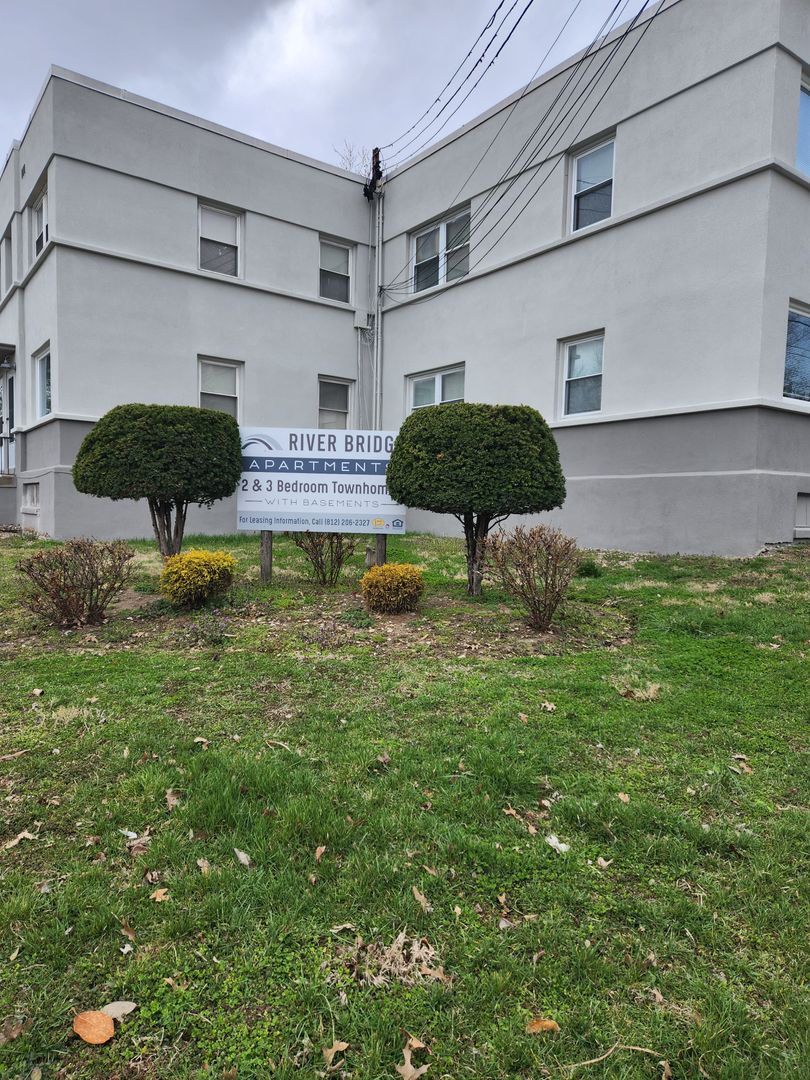 Jeffersonville Apartment: 955 E. Maple St